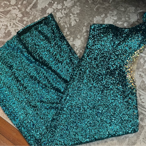 Gorgeous holiday La Femme Sequin One-shoulder, full length dress - Picture 4 of 16